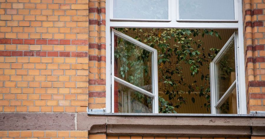 Aerosolforscher empfehlen, in geschlossenen Räumen mit häufigem Stoß- oder Querlüften Bedingungen wie im Freien zu schaffen.