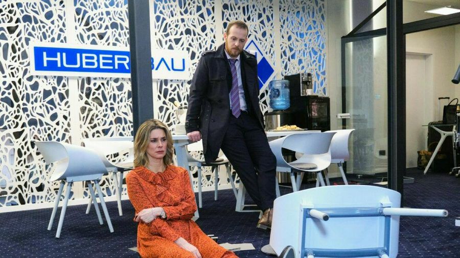"Unter uns": Eva kann nicht länger verbergen, dass ihre Karriere vor dem Scheitern steht (cg/spot)