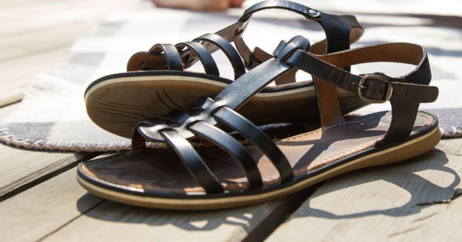 Flache Schuhe mit Riemchen sind ein Styling-Tipp für alle Frauen, die finden, dass ihre Füße zu groß sind.