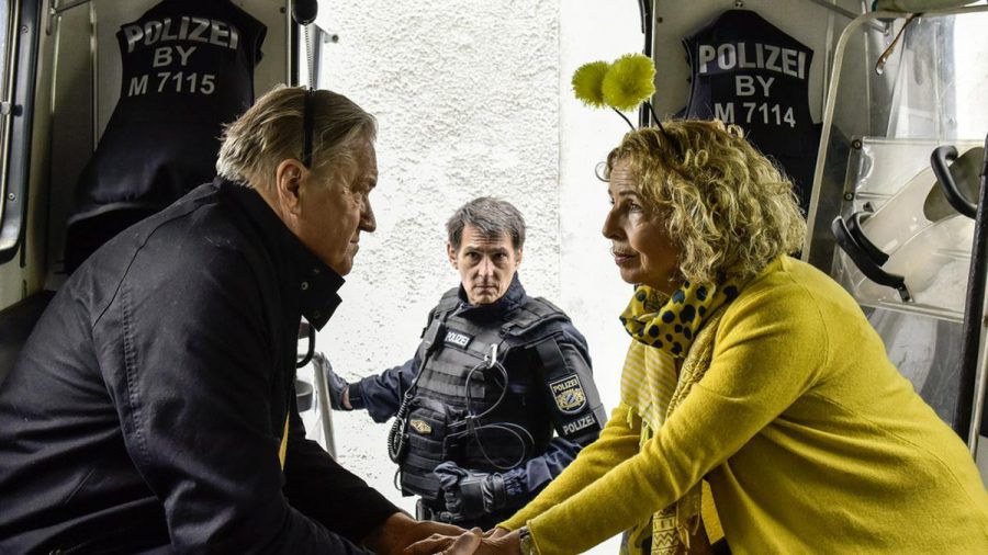 "Zum Glück zurück": Nachdem Kurt (Michael Brandner, l.) einen Polizisten (Mac Steinmeier, M.) bei der Demo geschubst und zu Fall gebracht hat, spricht Luise (Michaela May) mit ihm (cg/spot)