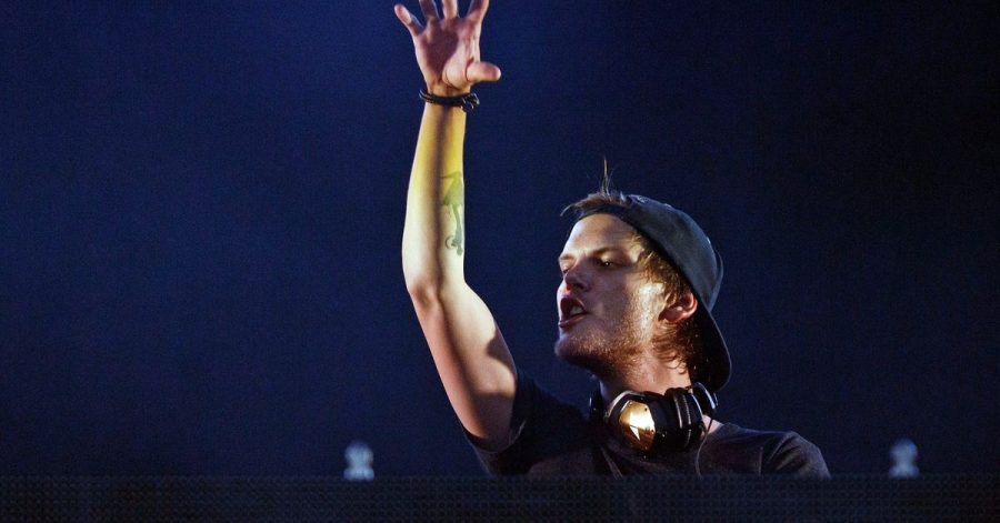 Der schwedische DJ und Produzent Avicii auf der Bühne (2015).