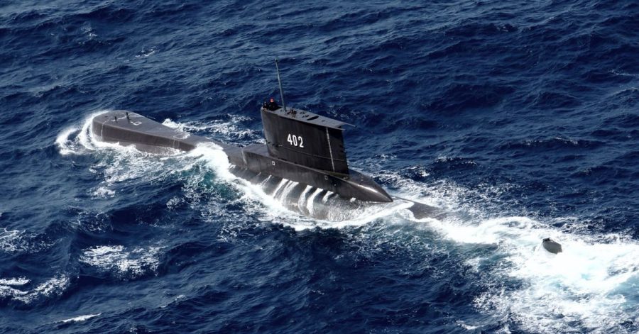 Das U-Boot KRI Nanggala der indonesischen Marine fährt in den Gewässern vor Ost-Java (Luftbild aus einer indonesischen Marine-Hubschrauber). Das mit 53 Seeleuten an Bord vermisste indonesische Militär-U-Boot liegt vermutlich 600 bis 700 Meter unter Wasser.