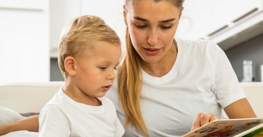 Kinder hören die gleichen Geschichten gerne immer wieder. Und das ist auch gut so: Ein Buch mehrmals zu lesen, verfestigt den Wortschatz.
