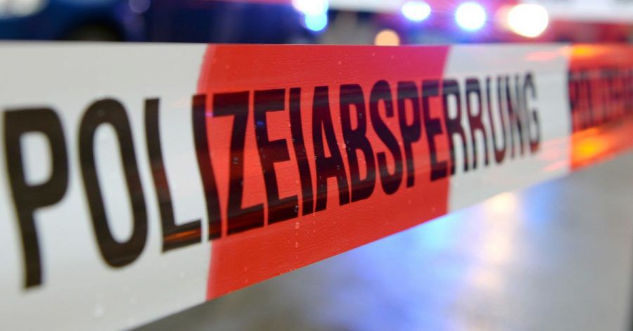 Ein Flatterband mit der Aufschrift «Polizeiabsperrung» hängt an einem Einsatzort.
