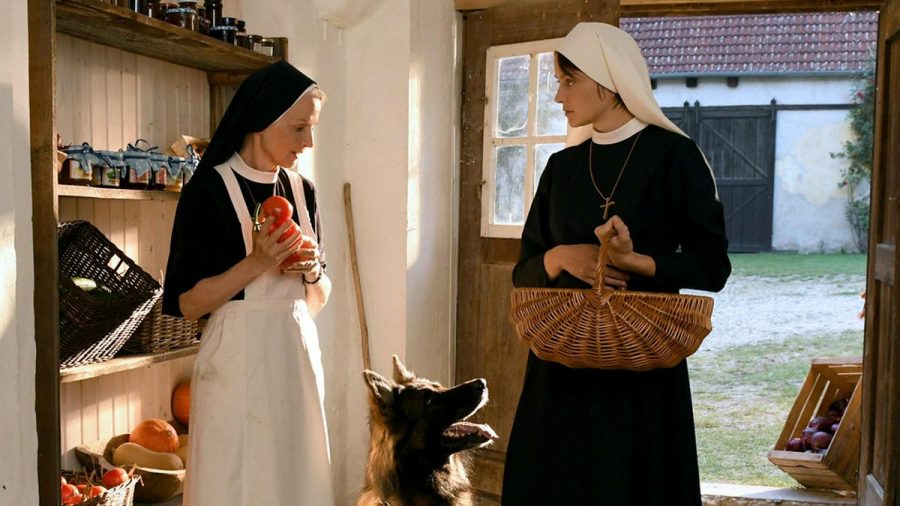 "Um Himmels Willen: Gnadenbrot": Schwester Agnes (Emanuela von Frankenberg, l.) wundert sich, warum Polizeihund Hasso Emma (Thekla Hartmann) auf Schritt und Tritt folgt (cg/spot)