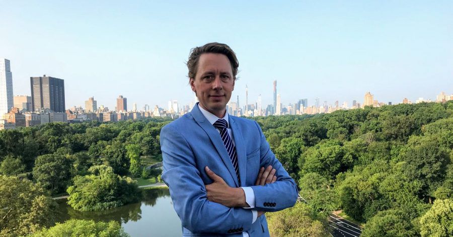 Der deutsche Luxus-Makler Sebastian Steinau auf einem Balkon am Central Park vor der Skyline von Manhattan.