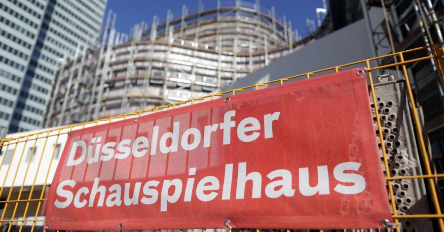 Nach Rassismus-Vorwürfen gegen das Düsseldorfer Schauspielhaus haben die nordrhein-westfälische Landesregierung und die Landeshauptstadt eine konsequente Aufarbeitung der Vorfälle gefordert.