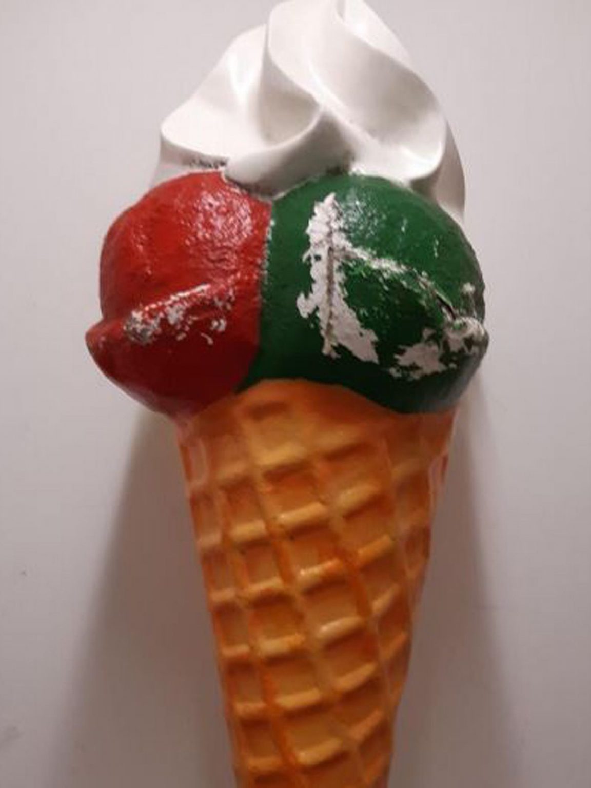 Polizeifoto Mann klaut diese Waffel mit 3 Kugeln Eis und