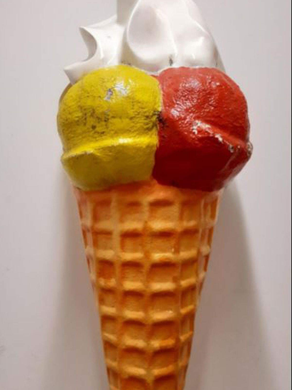 Polizeifoto: Mann klaut diese Waffel mit 3 Kugeln Eis und Sahne