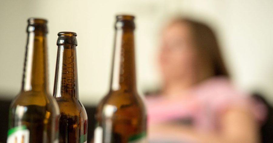 Im Corona-Jahr 2020 haben Menschen in Deutschland laut Suchtbericht der DHS deutlich mehr Alkohol als im europäischen Durchschnitt konsumiert.