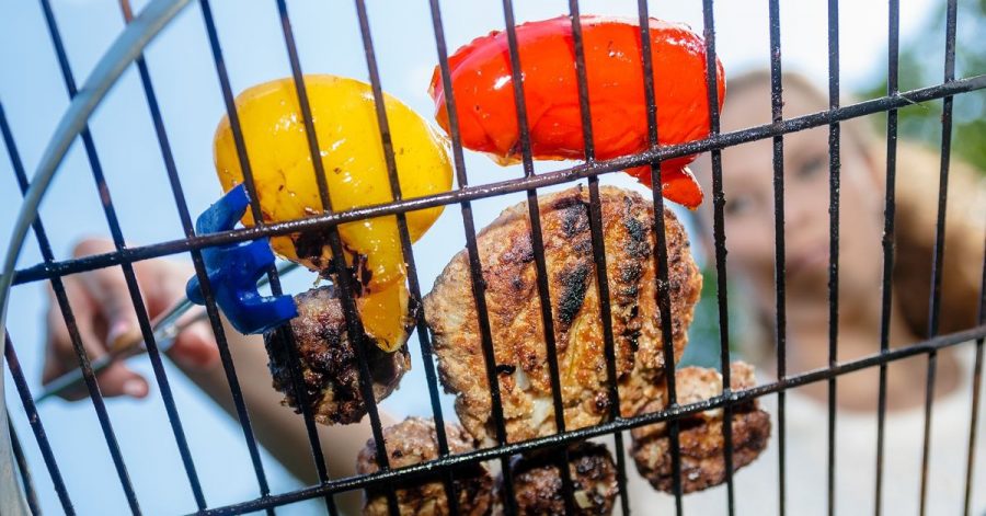 Nach dem Grillen sollten der Rost und die Utensilien am besten zeitnah gereinigt werden. Sonst können sich Rückstände festsetzen.