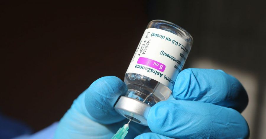 Die britische Arzneimittelbehörde untersucht Fälle von seltenen Blutgerinnseln im Gehirn nach einer Impfung mit dem Präparat von Astrazeneca.