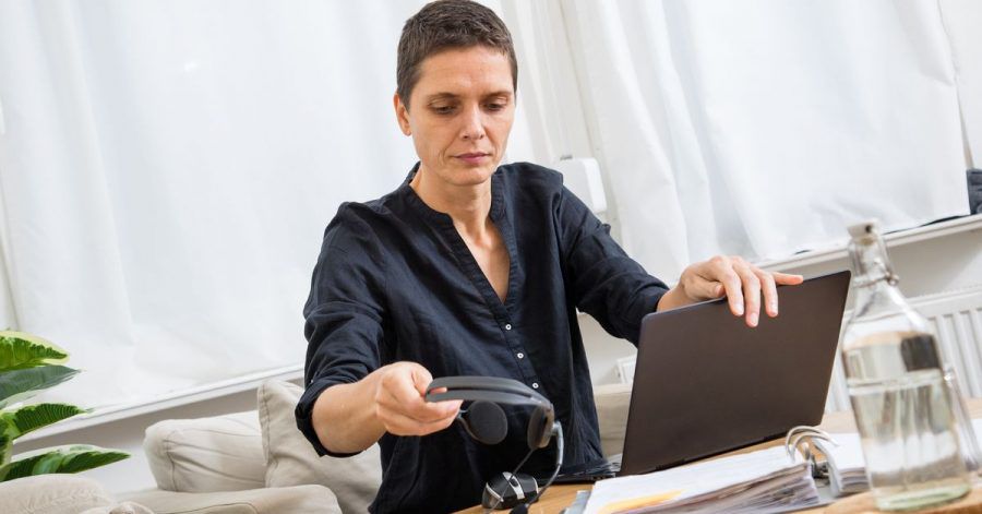 Frauenstimmen werden im Videochat als weniger ausdrucksstark und kompetent wahrgenommen, weil Programme wie Zoom, Skype oder Teams nicht alle Sprachanteile übertragen.
