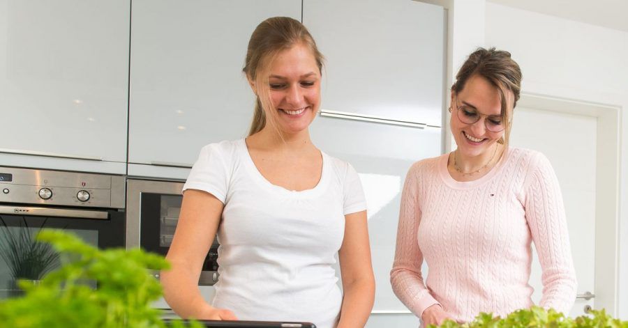 One-Tray-Gerichte eignen sich wunderbar, wenn spontan Freunde kommen. Mischt man noch Blätter von grünem Salat unter, lässt sich das Ofengericht auch in Wraps rollen.