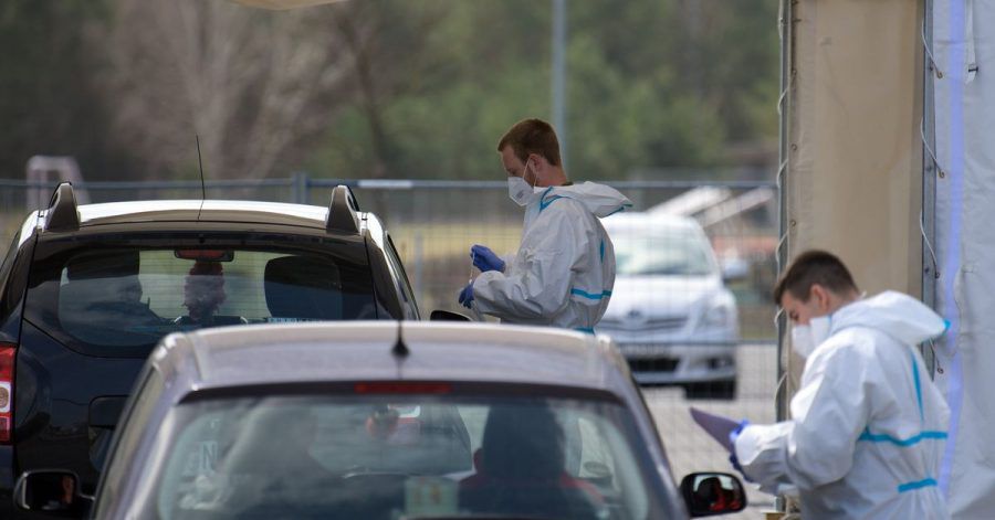 Mitarbeiter der Johanniter-Unfall-Hilfe e.V. testen in einem Zelt des «Drive in»-Corona-Test in Oranienburg die Insassen zweier Autos auf Corona.