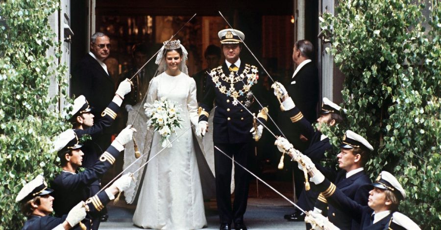 König Carl XVI. Gustaf von Schweden verlässt mit seiner Braut Silvia nach der Trauung die Storkyrken.