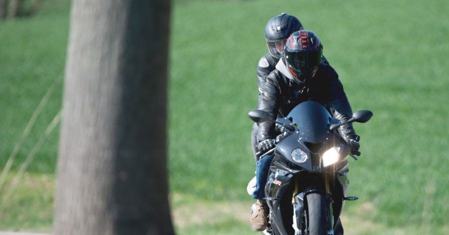 Flottes Doppel: Um das Motorrad sicher zu zweit genießen zu können, braucht es etwas Übung und Teamarbeit.