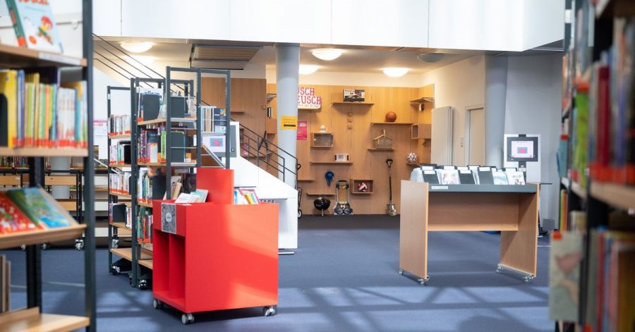 Die «Bibliothek der Dinge» ist hinter Büchern im Bibliothekszentrum Sachsenhausen zu sehen.