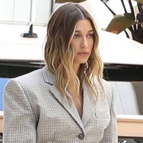 Video: So lässt Hailey Bieber ihre Pickel verschwinden