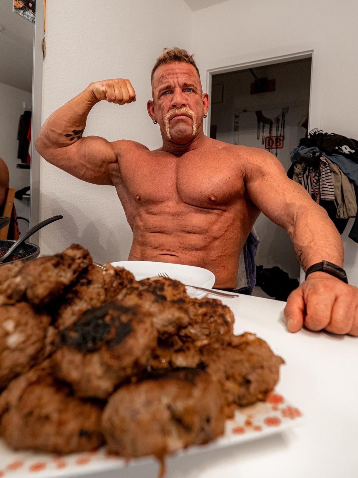 Video Hollywood Matze: Frikadellen nackt zubereiten (Rezept für 1 Person)