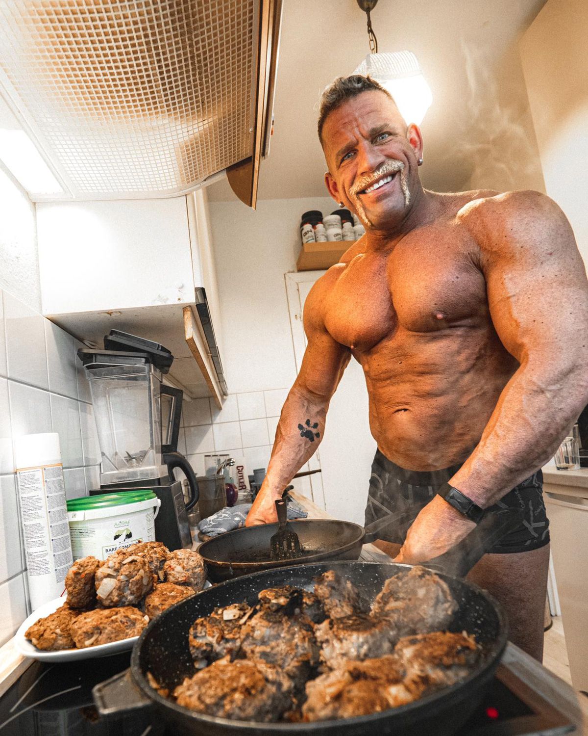 Video Hollywood Matze: Frikadellen nackt zubereiten (Rezept für 1 Person)
