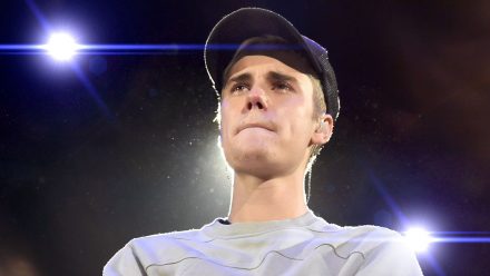 Video: So lässt Hailey Bieber ihre Pickel verschwinden