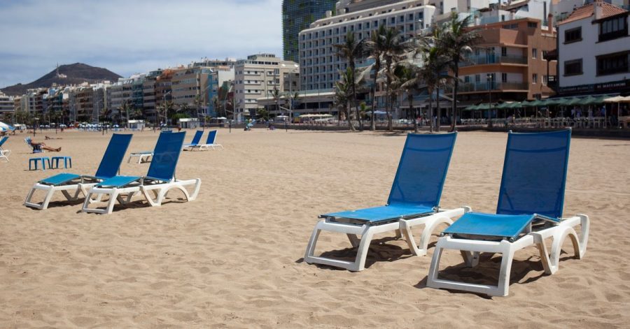 Die Liegestühle am Strand bleiben leer - und mit den falschen Versicherungen auch die Taschen der Daheimgebliebenen.