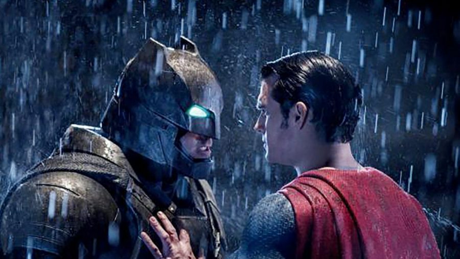 "Batman v Superman: Dawn of Justice": Bruce Wayne alias Batman (Ben Affleck, l.) rüstet sich für einen erbitterten Kampf gegen Clark Kent alias Superman (Henry Cavill) (cg/spot)
