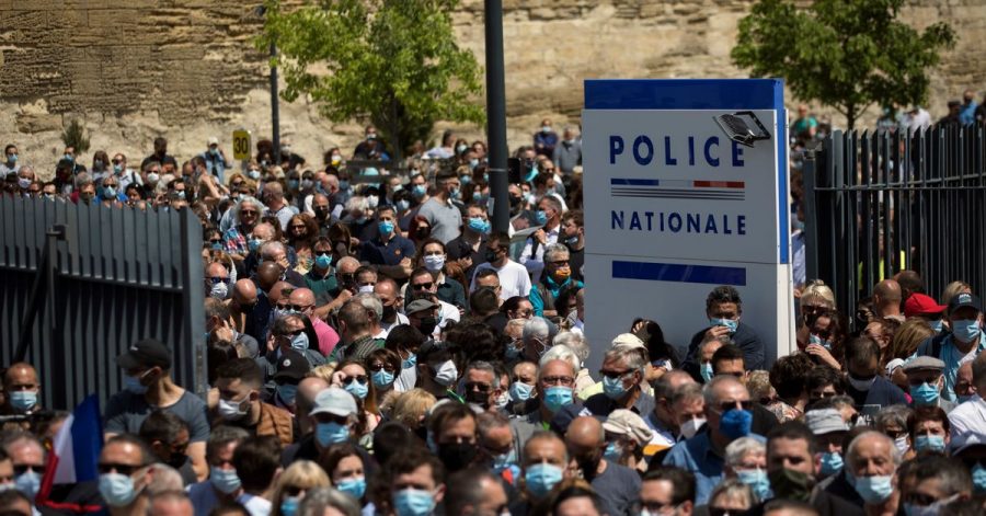 Zahlreiche Polizeibeamte und Zivilisten versammeln sich an einer Polizeistation, um dem getöteten Polizisten zu gedenken.