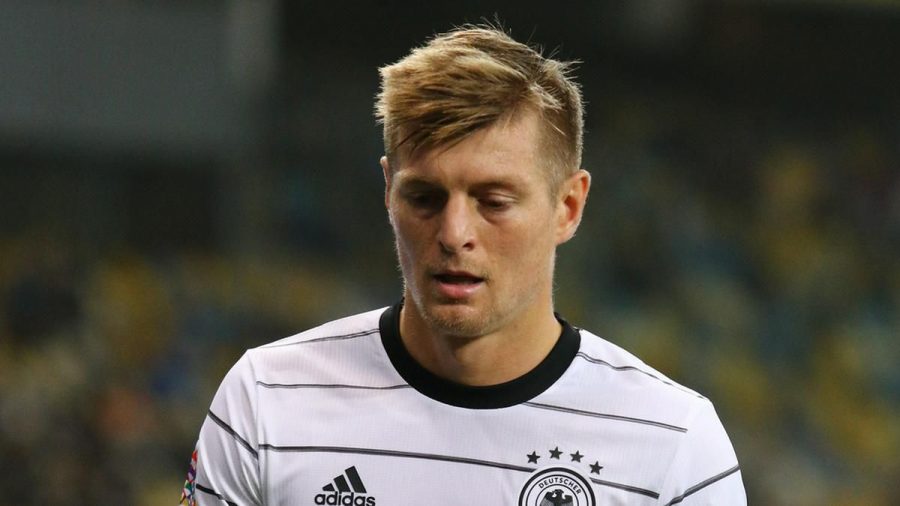 Toni Kroos, hier während eines Spiels im vergangenen Jahr, ist positiv auf Corona getestet worden (wue/spot)