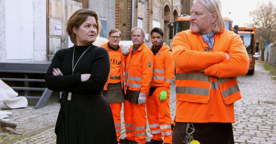 Zwischen Specki (Frank Kessler, r) und seiner Schwester Eddi (Silke Geertz) gibt es Spannungen. Hinten: Ralle (l-r, Jörn Hentschel), Werner (Uwe Ochsenknecht) und Tarik (Aram Arami).