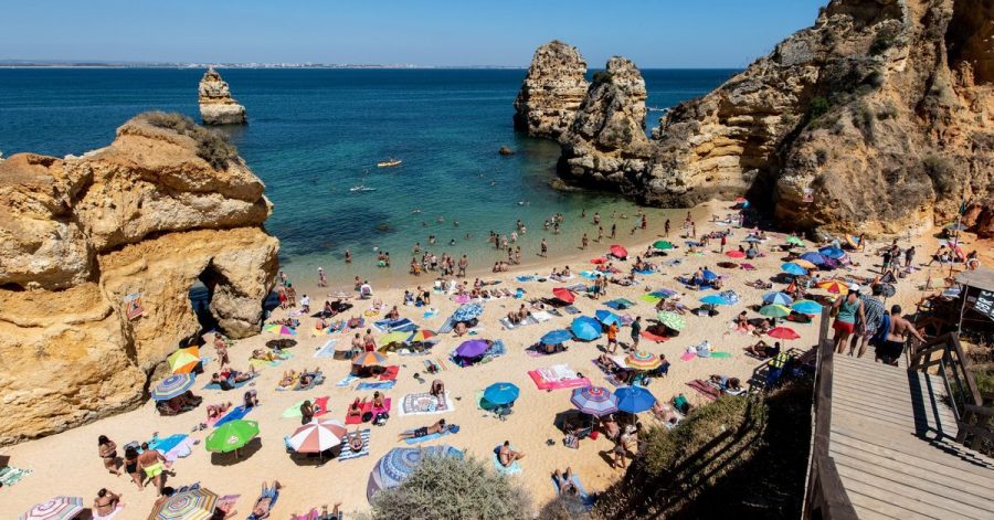 Nach der Aufhebung der Reisewarnung für die Algarve ist die portugiesische Küstenregion für Deutsche wieder beliebtes Urlaubsziel. Wer von dort heimkehrt, muss nicht mehr in Quarantäne.