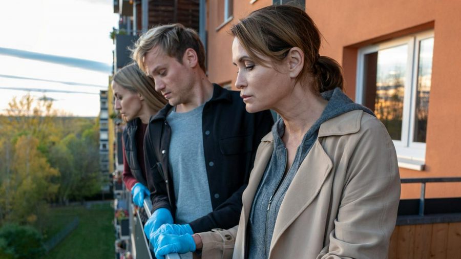 "Das Quartett: Die Tote vom Balkon": Pia (Annika Blendl), Linus (Anton Spieker) und Maike (Anja Kling, v.l.) am Tatort (cg/spot)