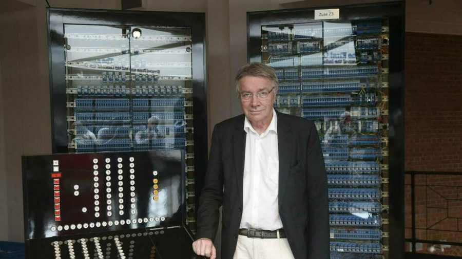 Horst Zuse, Konrad Zuses Sohn, mit einem Nachbau der Z3 in Berlin (wue/spot)