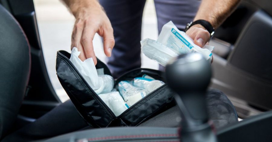 Ein Verbandskasten gehört in jedes Auto. Er sollte nicht zu alt sein.