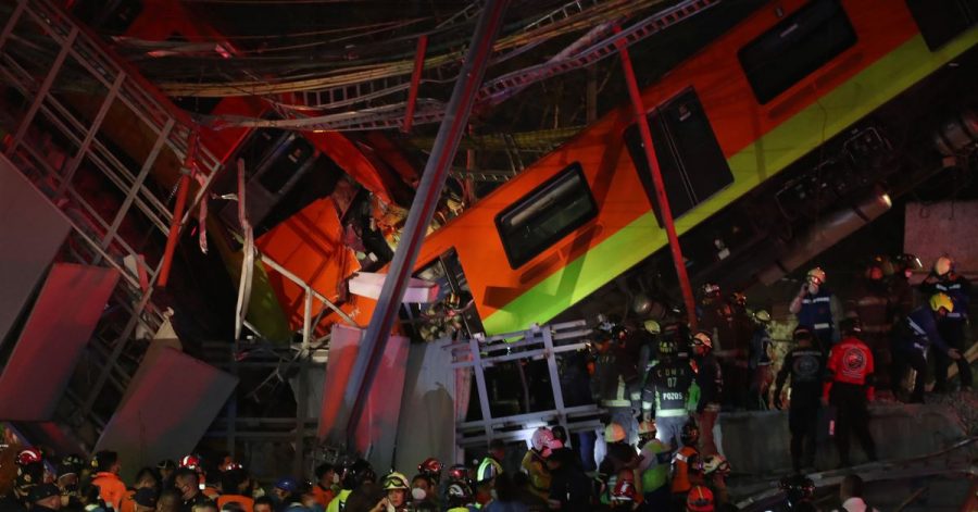 Rettungskräfte stehen am Unfallort, nachdem eine U-Bahnbrücke zum Teil eingestürzt ist.