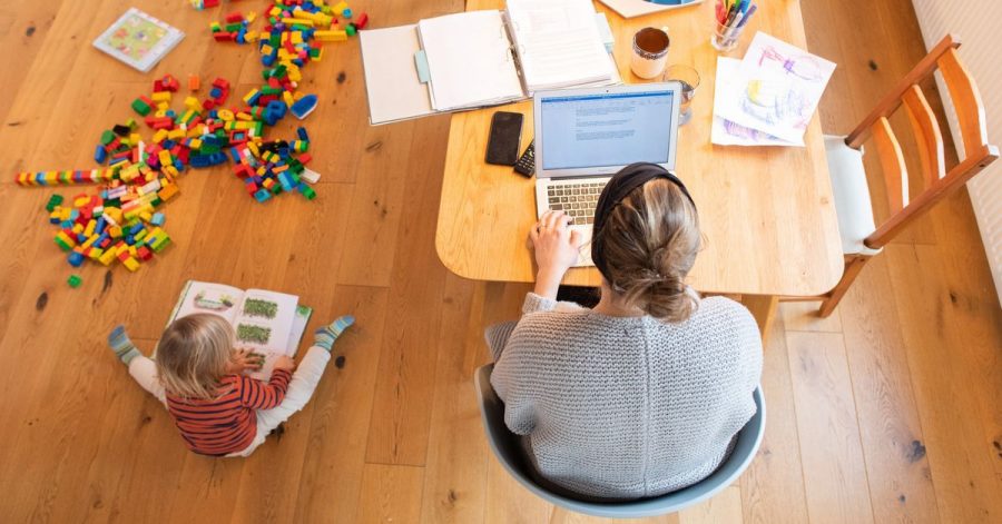 Homeoffice und Kind: In der Corona-Krise sind vor allem Mütter einer größeren Belastung ausgesetzt.
