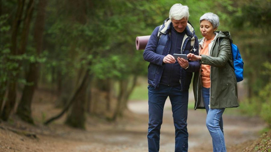 Wer auf dem Tablet oder Smartphone die richtige App dabei hat, findet beim Wandern leichter sein Ziel. (elm/spot)