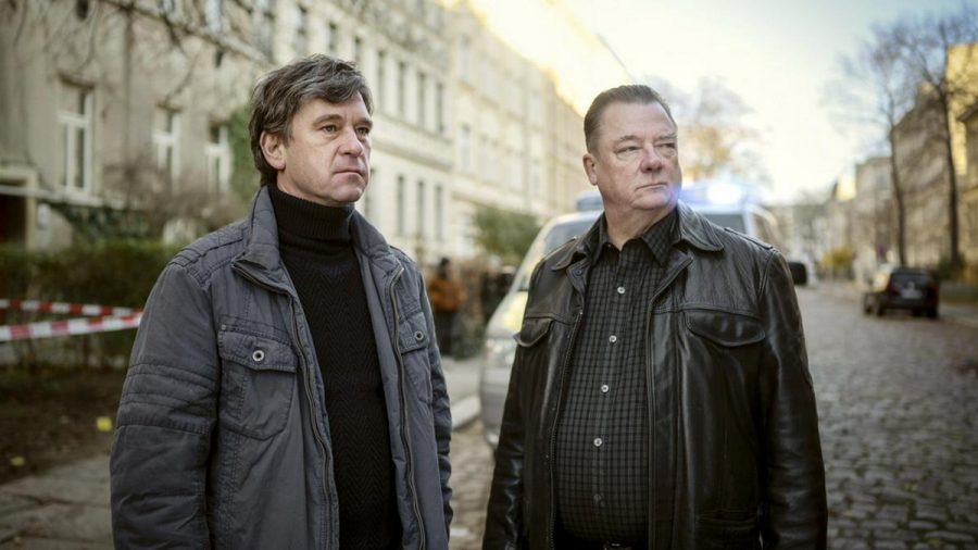 Die Kommissare Michael Lehmann (Peter Schneider, l.) und Henry Koitzsch (Peter Kurth) feierten an 30. Mai mit dem "Polizeiruf 110: An der Saale hellem Strande" ihren Einstand. (amw/ili/spot)