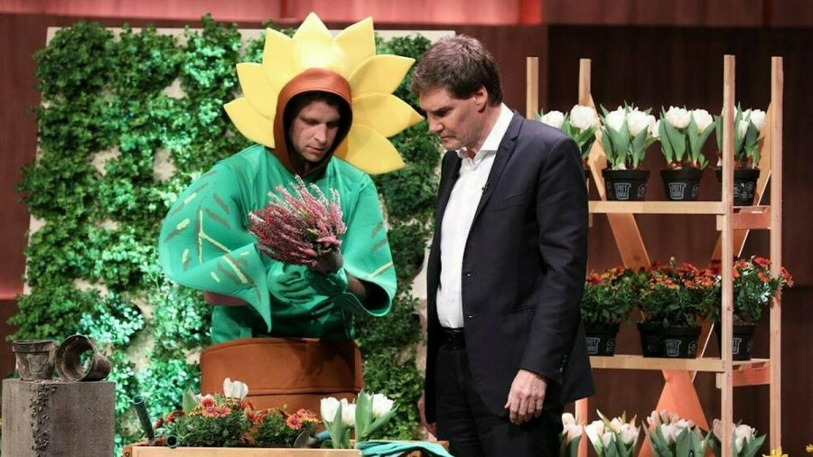 Carsten Maschmeyer (r.) lässt sich in der "Höhle der Löwen" die biologisch abbaubaren Pflanztöpfe "Pottburri" aus der Nähe zeigen. (wag/spot)