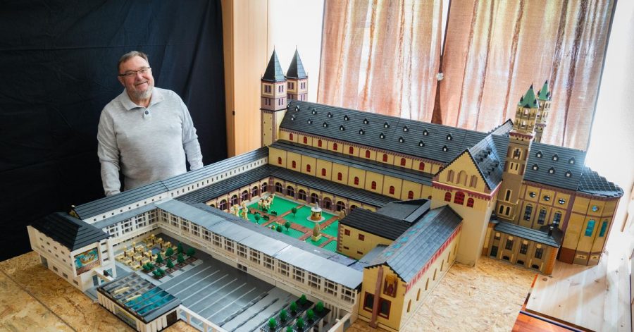 Reinhold Dukat in seiner Wohnung neben dem Lego-Nachbau des Würzburger Doms.