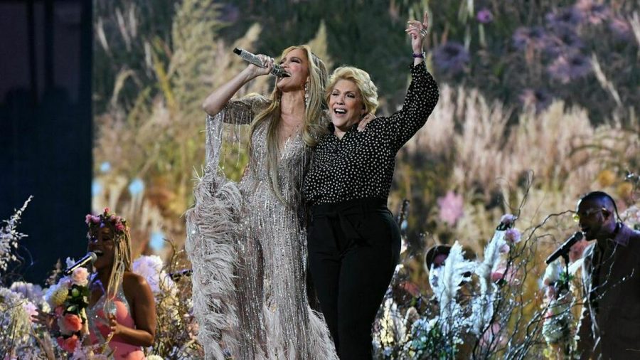 Jennifer Lopez performte mit ihrer Mutter Guadalupe Rodriguez den Song "Sweet Caroline". (tae/spot)