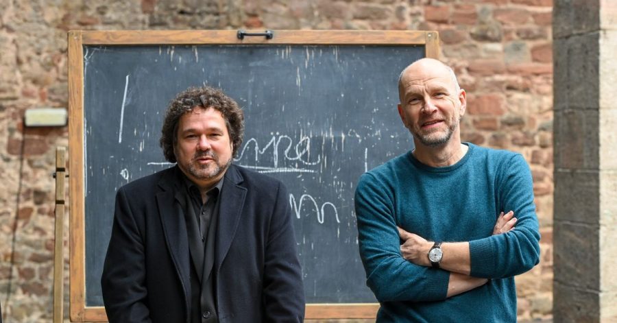 Joern Hinkel (l), Intendant der Bad Hersfelder Festspiele, und der Schauspieler Götz Schubert stellen das dezimierte Theater-Programm für diesen Sommer vor.