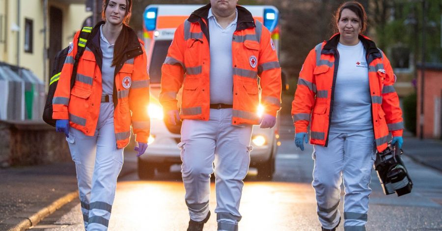 Jana Leonhardt (l-r), Hendrik Porcher und Kerstin Märker, Notfallsanitäter des Deutschen Roten Kreuzes (DRK), nach einem Einsatz.