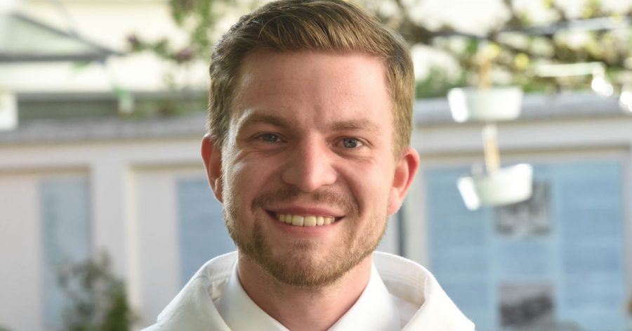 Henry Frömmichen zeigt sich nach einem Gottesdienst mit Segnung homosexueller Paare vor der Kirche St.Benedikt in München.