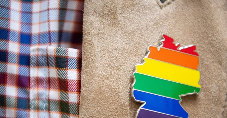 Anstecker mit dem Umriss von Deutschland in Regenbogenfarben.