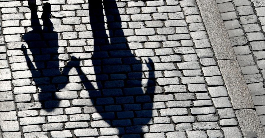 Gerade Alleinerziehende sollten ihren letzten Willen aufschreiben. Sonst besteht die Gefahr, dass die Dinge einen Verlauf nehmen, der nicht im Sinne des oder der Verstorbenen gewesen wäre.