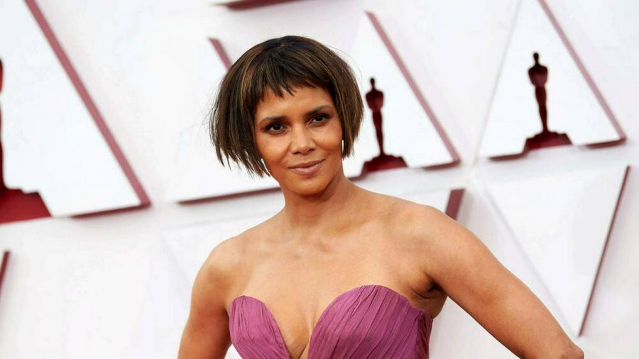 Halle Berry samt "neuer Frisur" bei der Oscar-Verleihung 2021 (eee/spot)