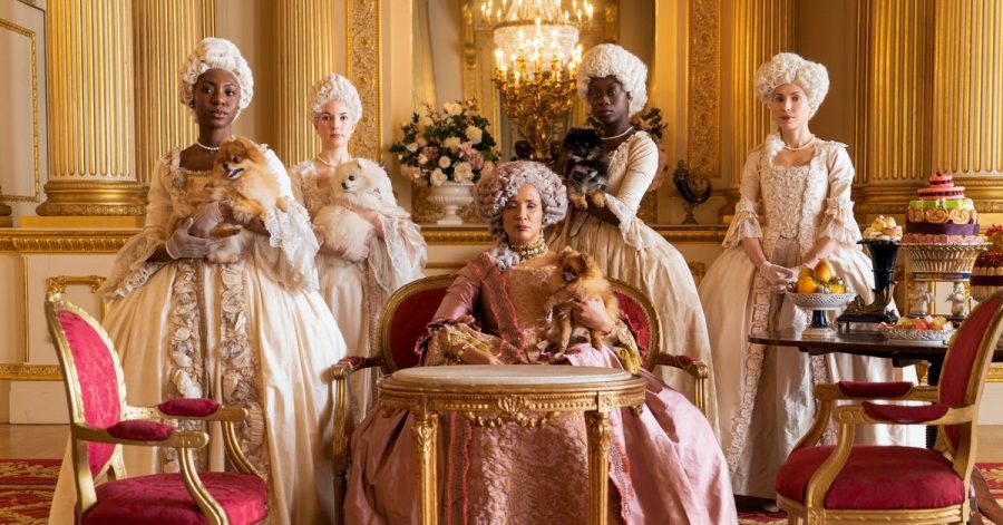 Golda Rosheuvel (M) als Königin Charlotte in einer Szene der Serie «Bridgerton».