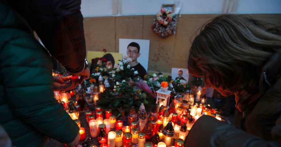 Brennende Kerzen zu Ehren des ermordeten Enthüllungsjournalisten Jan Kuciak und seiner Verlobten Martina Kusnirova.
